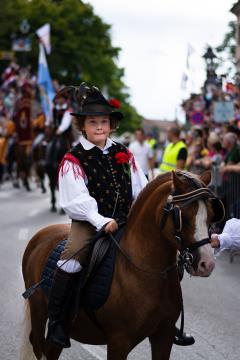 Izjemen obisk zaznamoval 50. Dneve narodnih noš in oblačilne dediščine v Kamniku (Blaž T. Muc)  (155)